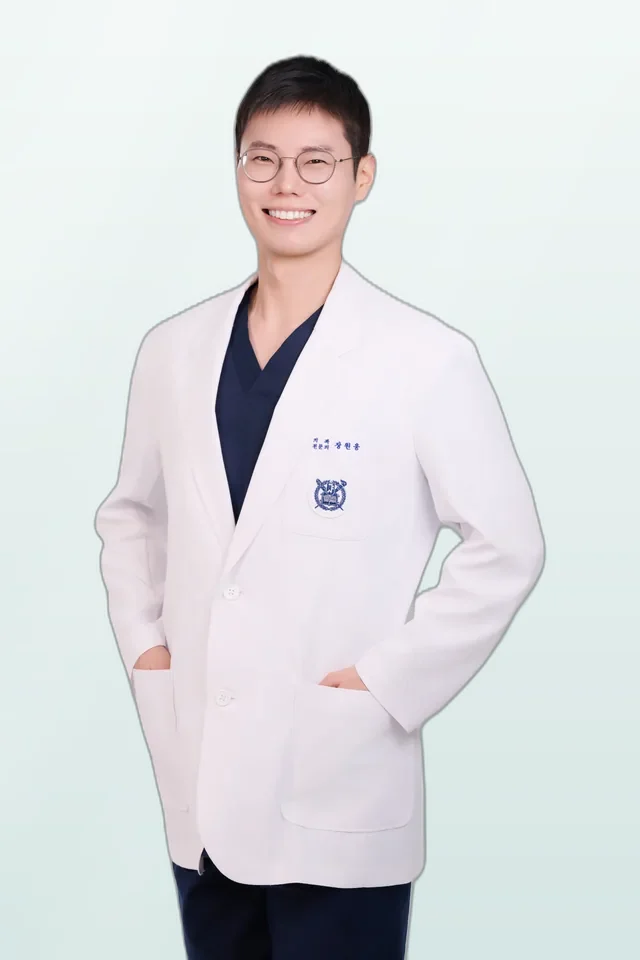 장원웅 원장 – 연세꿈꾸는치과 강동둔촌점 치과보철과 전문의, 임플란트·라미네이트·일반진료